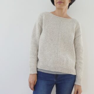 The testknit of La Provence sweater ends today. I'm really greatful to all the testkniters for their great help ❤️ I'm going to finalize the pattern, in 3 languages and in print and mobile formats. Thank you for your patience.
I took this photo to show you that the sweater goes not only with pink chinos but with classic jeans too 🙂
Waiting for the publication, I'll show you my testknitters projects as well as the details of the sweater.
La Provenceセーターのテストニットが終了しました。ご協力いただいたテストニッターの皆さまに感謝いたします。
これからパターンのレイアウト等を仕上げ、今週中にリリースします！それまではテスター様のお写真やプルのディテールの写真をアップします🙇‍♀️
こちらの写真は普通のジーンズでも合いますよ～（たぶん🙃）という写真です。
#strandsoflifedesigns #laprovencesweater