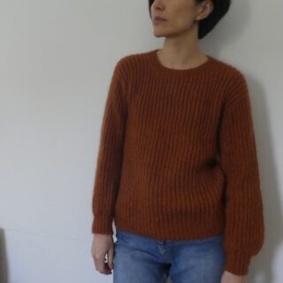 Today is the last day of autumn so it's the last chance (?!) for me to post a photo of this recently FO in an autumnal shade 🍂
It is a counter-part of a silver grey (winter) sweater I knit a few years ago, with a more relaxed feel (dropped shoulders, larger rib borders, longer body and more ease).
I knit both sweaters, making notes, but I'm not sure I'll "patternize" them, because I don't have energy and time for now and there are lots of brioche-stitch sweater patterns out there 🙁
Anyway, I'll post a photo of the winter shade sweater in a few days ⛄

#strandsoflifedesigns #knittingforolivemerino #knittingforolivesilkmohair #handknitsweater #pulltricotemain #手編みのセーター
#iknitmyownclothes