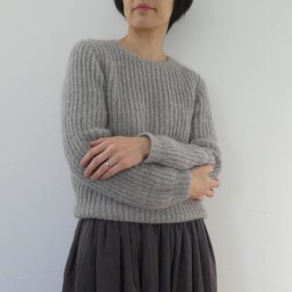 Hiya 🙂 Since we are officially in Winter, it's time for me to post this winter counter-part of the autumnal shade sweater I shared the other day.
I knit it a few years ago, and this was my first project with mohair yarn! It has a neater fit (set-in sleeves and narrower neckline) and a more feminine - yes I dare to use this word - feel with a cropped body, to go with high-waist bottoms (or a skirt 🙈)
I've begun to go through my notes and started grading both sweaters (thank you for your encouragement, Yoko-san and Yukie-san!) That said, I noted that the brioche fabric tends to stretch with wear, so I'll wear them this winter to see how much they stretch to include a detailed sizing guide, if I manage to write up the pattern (haha)

Anyway, I wish you happy holidays 🎄 ⛄ and for world peace.

#strandsoflifedesigns #iknitmyownclothes #slowfashion #handknitsweater #pulltricotemain #手編みのセーター