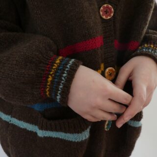カーディガンにボタンがつきましたよん🙂
The cardigan got the buttons!
Le gilet a eu ses boutons!

#strandsoflifedesigns
#fontyfado
#daisycardigan