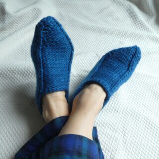 Hiya 🙂
I'm pleased to announce that the Baboosh slippers' pattern is now live on Ravelry and on my website (at a lower price) 🥳
It is a very-quick-to-knit project - some of my testers finished a foot in a day! - and is perfect for last minute gifts 🎄 Knit seamlessly in bulky weight yarn with a tight gauge, they will keep your (or wearer's) feet toasty warm this winter.
You will automatically receive the introductory discount of 15% until December 10th on all the platforms.

To finish, I'd like to thank my fabulous test knitters for their quickness, attention to detail and enthusiasm! The test period was quite short but we have had an intense moment together 🥰
#babooshslippers #strandsoflifedesigns #malabrigochunky