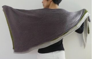 I'm happy to announce that Fukinsei - My Zen garden - shawl pattern is now available as an individual pattern.
It's live on Ravelry as a bundle of English and French patterns, and at a lower price in English or French alone on my website and Payhip store. Enjoy 15% off through August 24 on all platforms.

NomadnoosのパターンブックWabisabiに掲載されたFukinsei - My Zen garden - を個別パターンとしてリリースしました。日本語版はstrands of life 日本語サイトでお買い求めいただけます。24日パリ時間深夜まで15％オフです。
えりさんのShizen、あやのさんのSeijakuもラベリーでリリースされています！めりさんのYugenも近日リリースの予定です。

The other patterns published in Wabisabi book by @nomadnoos, Seijaku gloves and mitts by Ayano Tanaka @ichiboku as well as Shizen pullover by Eri Shimizu @eritml are also live on Ravelry now! Yugen cowl by Meri Tanaka @sparkle512 will also be available shortly.

I'm going to show you the three versions I knitted in the days. Stay tuned!

#fukinseishawl #myzengardenshawl #wabisabibookpattern